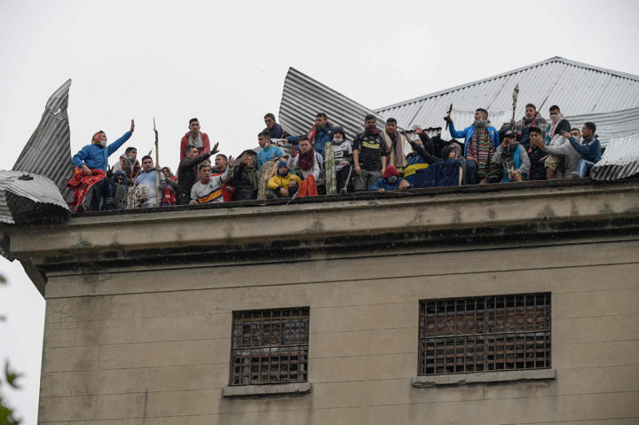 Sekelompok tahanan berhasil memanjat atap, membakar kasur, dan melemparkan benda ke arah petugas keamanan yang mencoba meredam kerusuhan. Pihak berwenang belum mengomentari kerusuhan itu atau apakah ada yang cedera.