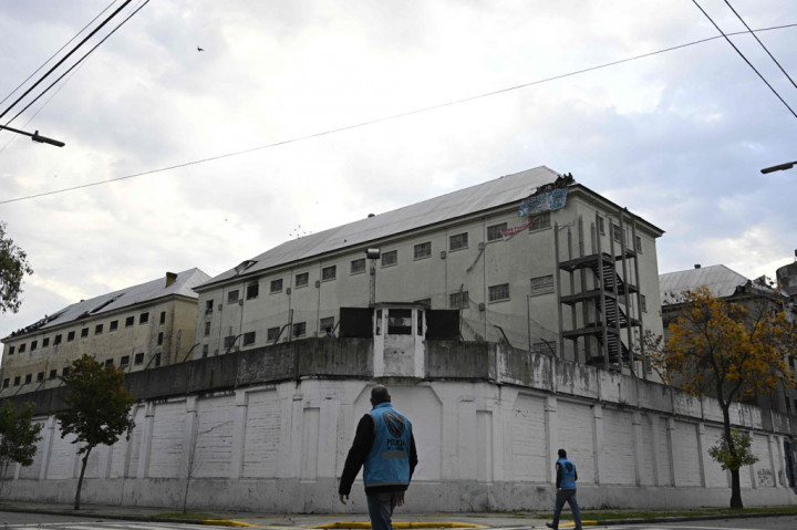 Para tahanan berteriak menuntut agar hakim mendengarkan tuntutan mereka. Mereka juga menginginkan perlindungan yang lebih baik terhadap pandemi, hanya beberapa hari setelah sipir di penjara Villa Devoto itu terindikasi terinfeksi covid-19.