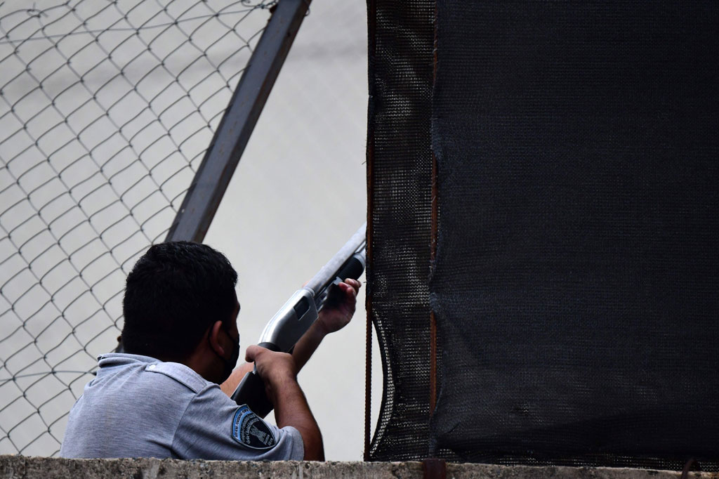 Polisi kemudian turun tangan dan mengepung penjara yang menampung sekitar 2.200 tahanan tersebut, ketika ledakan terdengar, kata wartawan AFP di tempat kejadian.