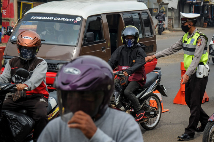Penyekatan oleh tim gabungan dari TNI, Polri, Dishub, dan Satpol PP tersebut dilakukan sebagai salah satu langkah penertiban larangan sementara penggunaan transportasi umum, kendaraan pribadi, dan sepeda motor untuk mudik.