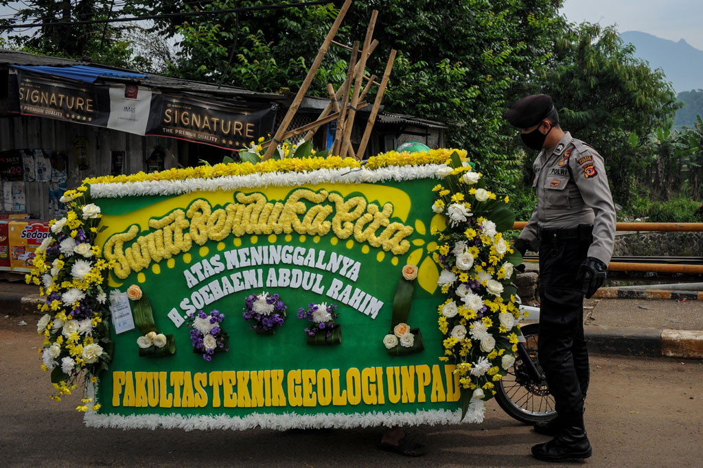 Penyekatan itu merupakan tindak lanjut dari kebijakan pemerintah yang melarang mudik untuk mencegah penyebaran virus korona (covid-19).