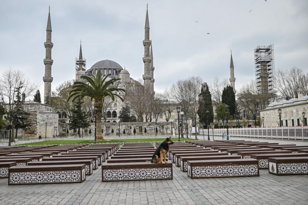 Suasana sepi Masjid Sultan Ahmed atau Masjid Biru imbas lockdown di tengah pandemi Covid-19.