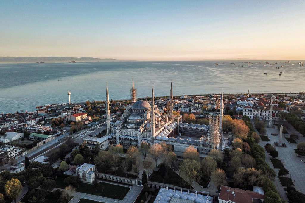 Masjid ini dikenal dengan bangunannya yang megah dengan enam menara yang menjulang tinggi menjadi satu bangunan paling ikonik kota ini.