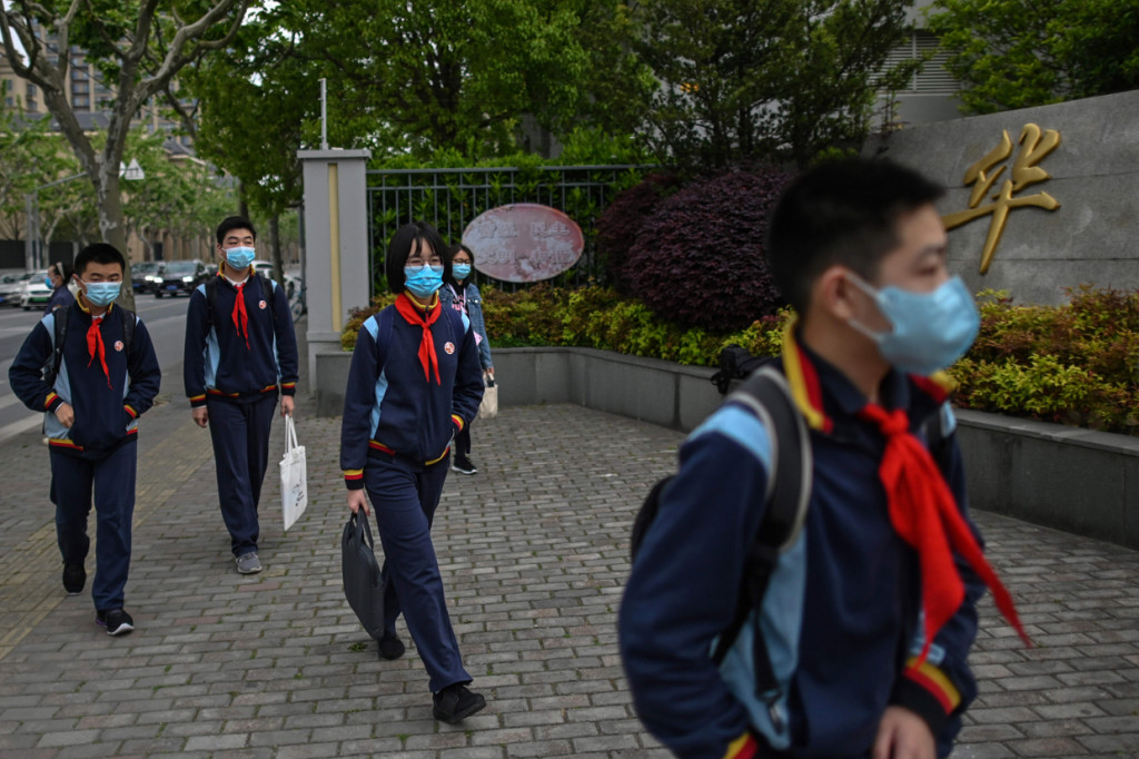 Sekolah-sekolah di Beijing dan Shanghai mulai dibuka kembali untuk siswa sekolah menengah pertama dan sekolah menengah atas. AFP Photo/Hector Retamal