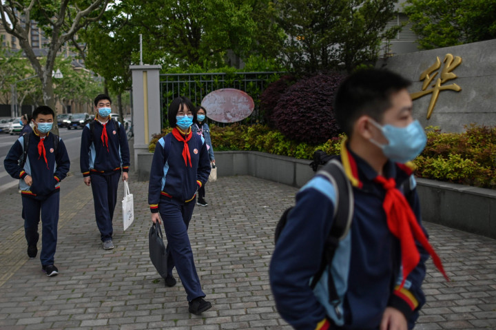 Sekolah-sekolah di Beijing dan Shanghai mulai dibuka kembali untuk siswa sekolah menengah pertama dan sekolah menengah atas. AFP Photo/Hector Retamal