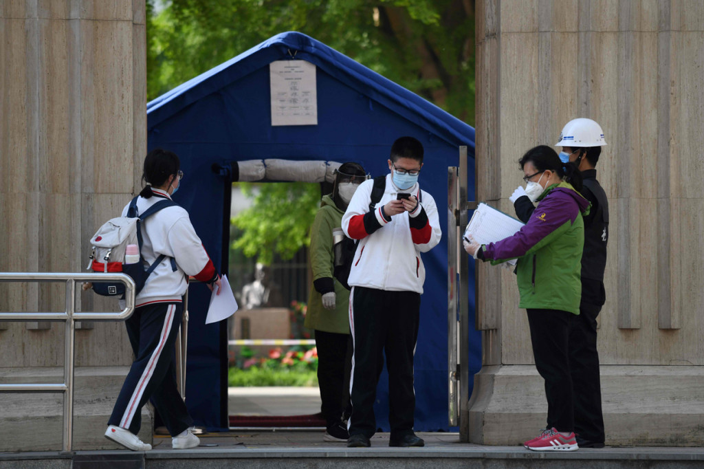 Beijing, Shanghai, dan Guangdong adalah di antara kota dan provinsi terakhir yang mengizinkan sekolah untuk kembali beraktivitas, itu pun hanya bersifat parsial agar siswa SMP dan SMA bisa mengikuti ujian. AFP Photo/Greg Baker