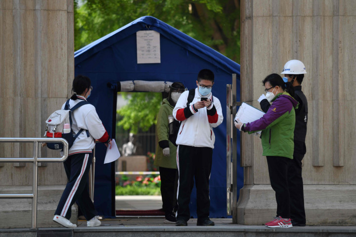 Beijing, Shanghai, dan Guangdong adalah di antara kota dan provinsi terakhir yang mengizinkan sekolah untuk kembali beraktivitas, itu pun hanya bersifat parsial agar siswa SMP dan SMA bisa mengikuti ujian. AFP Photo/Greg Baker