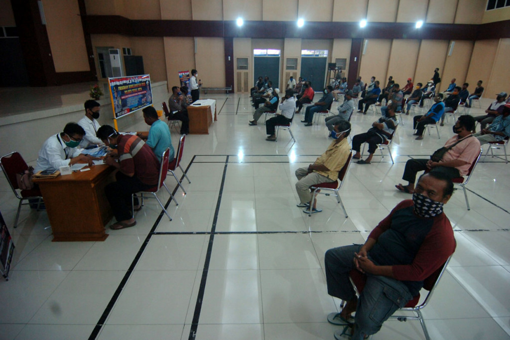 Pemberian bantuan dan pelatihan pencegahan Covid-19, safety driving dan etika berlalulintas kepada 970 supir angkot, bus, dan ojek pangkalan oleh pemerintah melalui Polres Tegal Kota itu untuk membantu meringankan beban supir dampak Covid-19 dan berlatih cara penanganan penumpang yang tiba-tiba mendadak sakit di perjalanan. 