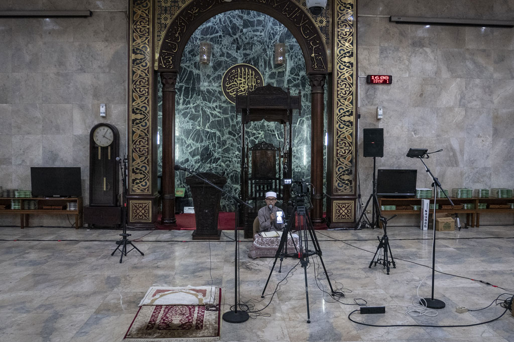 Imam Ustaz H Deden M Ramadhan menyiarkan acara tadarus Alquran secara dalam jaringan di Masjid Agung Sunda Kelapa, Jakarta, Senin, 27 April 2020.