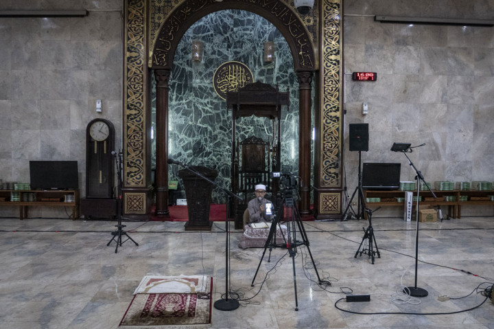 Imam Ustaz H Deden M Ramadhan menyiarkan acara tadarus Alquran secara dalam jaringan di Masjid Agung Sunda Kelapa, Jakarta, Senin, 27 April 2020.