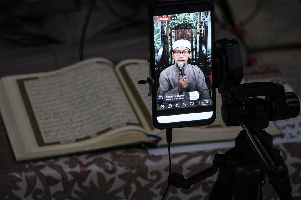 Masjid Agung Sunda Kelapa tetap menyiarkan tadarus secara daring guna mencegah penyebaran virus korona (covid-19).