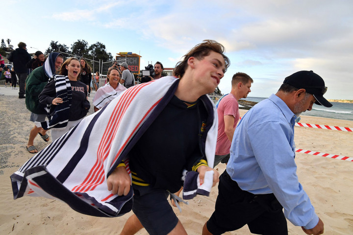 Puluhan warga menyambut gembira dengan kembali dibukanya Pantai Bondi di Sydney, Selasa, 28 Oktober 2020. Mereka tampak berlarian tak sabar untuk menikmati segarnya air laut yang hampir enam minggu tak dapat mereka rasakan.