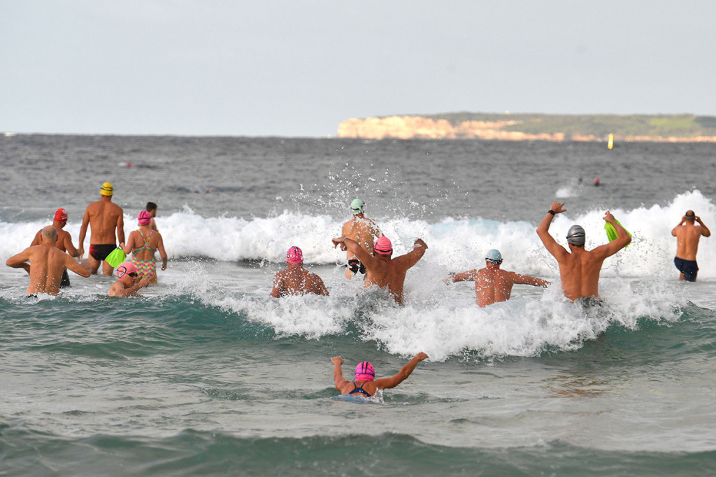 Pantai terkenal di Sydney, Pantai Bondi dibuka kembali pada 28 April khusus untuk peselancar dan perenang, hampir enam minggu setelah ditutup di tengah lonjakan kasus virus korona di Negeri Kanguru tersebut.