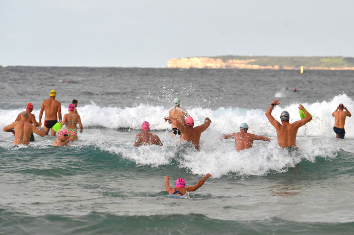 Pantai terkenal di Sydney, Pantai Bondi dibuka kembali pada 28 April khusus untuk peselancar dan perenang, hampir enam minggu setelah ditutup di tengah lonjakan kasus virus korona di Negeri Kanguru tersebut.