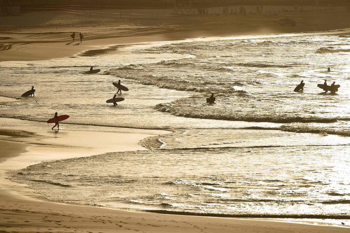 Para pejabat menyatakan bahwa Pantai Bondi hanya dibuka untuk peselancar dan perenang, dan tetap terlarang untuk berjemur, jogging, dan berwisata keluarga dalam upaya mempertahankan persyaratan (social distancing) jarak sosial Australia yang ketat.