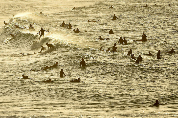 Bondi dan pantai-pantai terdekat ditutup pada akhir Maret setelah foto-foto yang beredar menunjukkan sebagian besar pengunjung pantai dari kawula muda berkumpul bersama di pasir yang menyimpang dari larangan pertemuan besar di luar ruangan.