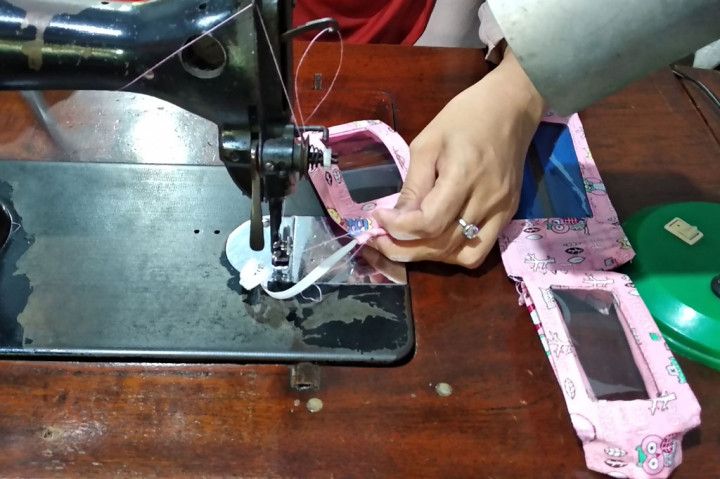 Sepasang penjahit penyandang disablitas tersebut menemukan solusi sempurna dengan membuat masker tembus pandang sehingga memudahkan pemakainya melihat gerak bibir lawan bicara.