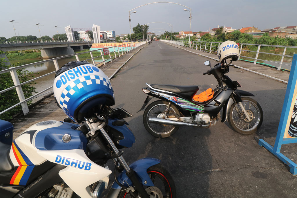 Suasana Jembatan Lama Kediri (Brug Over Den Brantas de Kediri) peninggalan kolonial Belanda yang sepi di Kota Kediri, Jawa Timur, Selasa, 28 April 2020. 