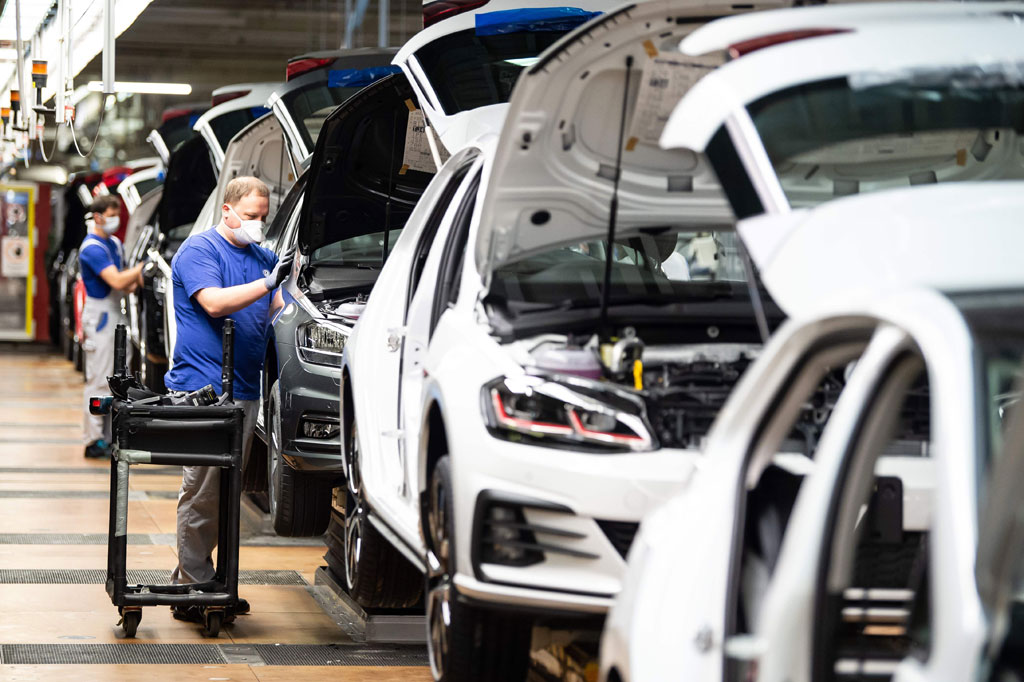 Pekerja tengah merakit mobil Volkswagen (VW) di pabrik utama Wolfsburg pada awal pekan ini, Senin, 27 April 2020 waktu setempat.