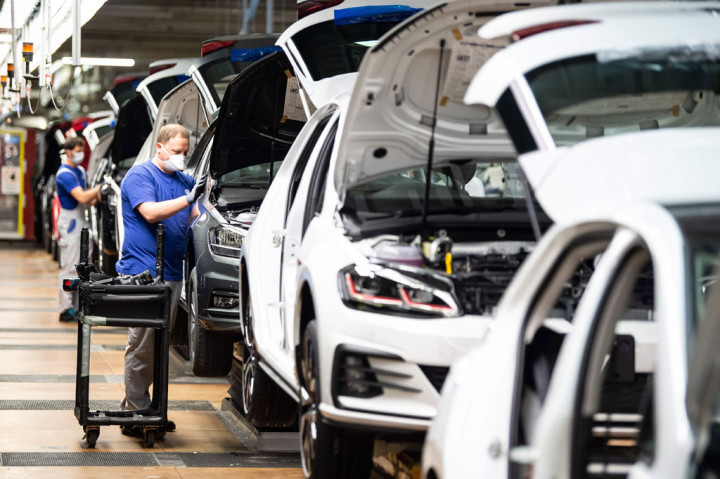 Pekerja tengah merakit mobil Volkswagen (VW) di pabrik utama Wolfsburg pada awal pekan ini, Senin, 27 April 2020 waktu setempat.