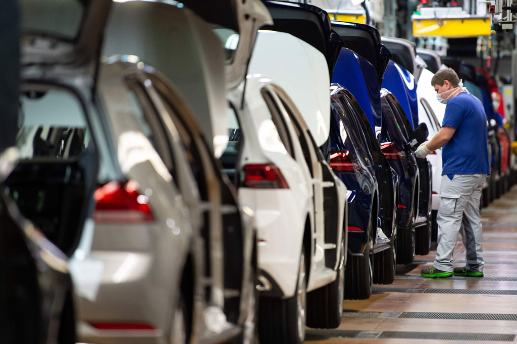 Produsen mobil Jerman Volkswagen resmi mengoperasikan lagi pabrik utamanya di Wolfsburg pada awal pekan ini, Senin, 27 April, dengan produksi pertama model Golf.