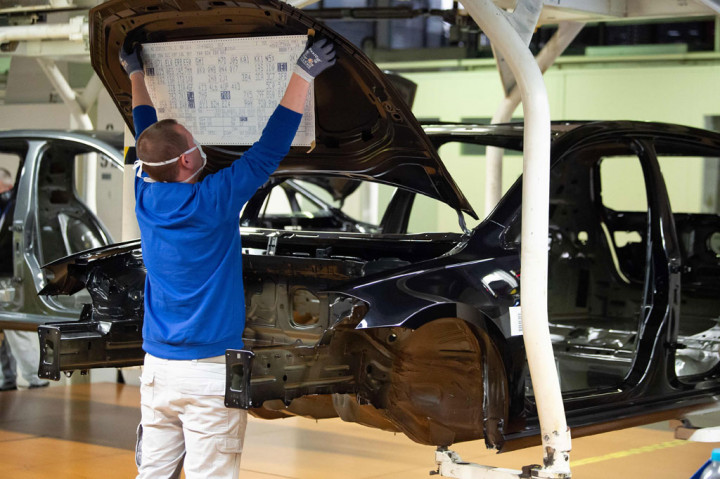 Setelah beberapa waktu menghentikan operasi karena pandemi virus korona (covid-19), VW memulai lagi berproduksi, dimulai dari pabriknya di Slovakia pekan lalu, sebelum kemudian Wolfsburg, Jerman.