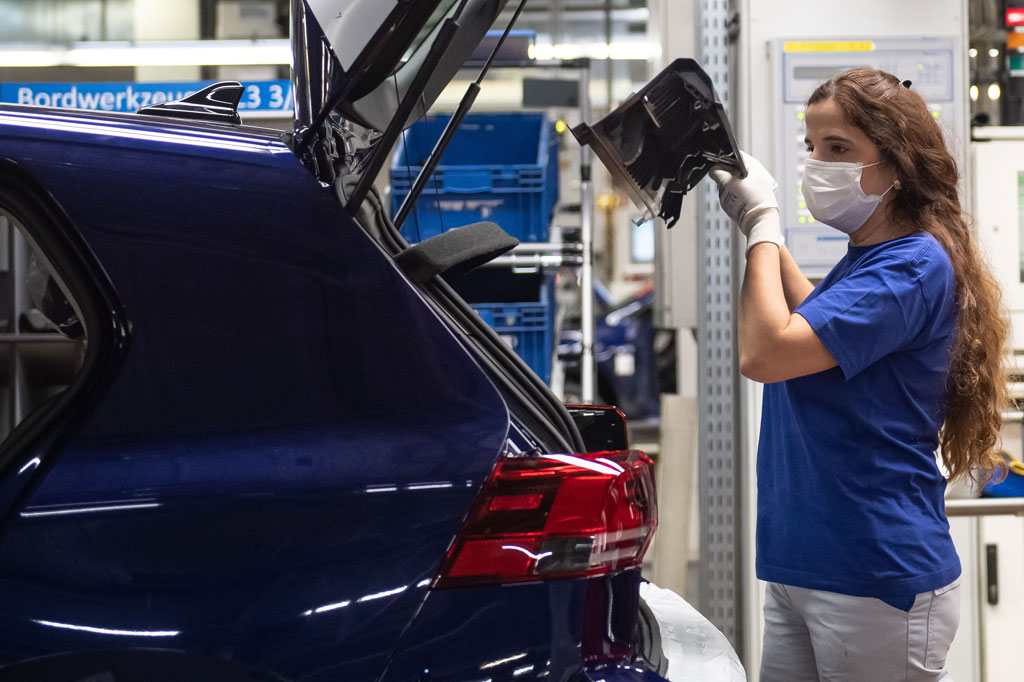 Sekitar 1.400 kendaraan diperkirakan dihasilkan pada akhir minggu pertama produksi di pabrik Wolfsburg. Produksi akan ditingkatkan hingga lebih dari 6.000 kendaraan pada minggu berikutnya setelah operasi multi-shift dimulai kembali.