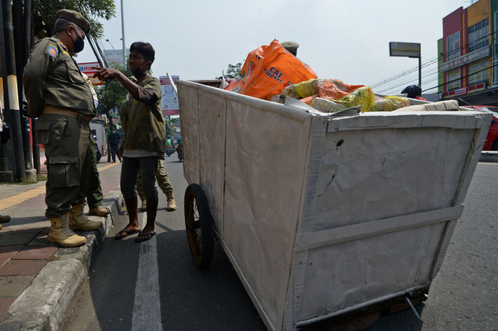 Pemerintah Provinsi DKI Jakarta menggalakkan penertiban PMKS yang berkeliaran saat penerapan pembatasan sosial berskala besar (PSBB) untuk mencegah penyebaran Covid-19. 
