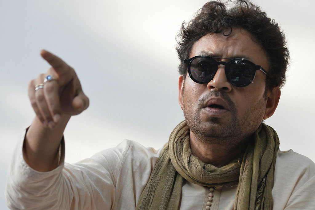 Khan lahir di negara bagian Rajasthan, gurun pasir India pada 7 Januari 1967. Ayah dua anak ini berakting dalam hampir 100 film, memenangkan penghargaan dan membuat kagum teman-temannya karena penampilannya yang bernuansa.