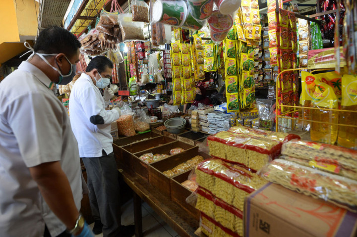 Menteri Perdagangan Agus Suparmanto (kanan) menginspeksi salah satu kios pedagang sembako di Pasar Kramat Jati, Jakarta, Rabu, 29 April 2020.