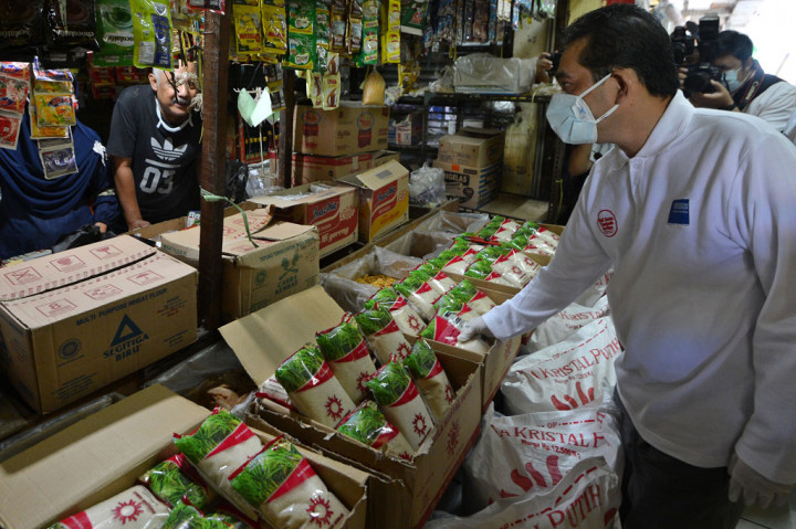 Mendag menyampaikan, beberapa komoditas mengalami kenaikan harga, seperti gula pasir dan bawang merah. Namun, beberapa komoditas juga mengalami penurunan harga seperti daging ayam ras dan bawang putih, cabai merah keriting, dan cabai merah besar yang sebelumnya mengalami kenaikan harga yang cukup tinggi. 