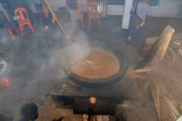 Warga memasak makanan khas tradisional Aceh, Ie Bu Peudah (sejenis bubur), di Desa Bueng Bak Jok, Kecamatan Kuta Baro, Kabupaten Aceh Besar, Aceh, Selasa, 28 April 2020.