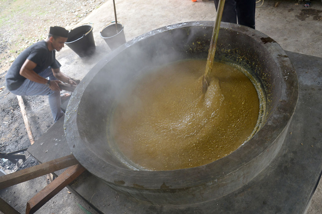 Masakah Ie Bu Peudah yang terbuat dari 44 jenis bahan rempah dicampur beras dan bumbu lainnya itu, merupakan masakah khas untuk berbuka puasa yang berkhasiat untuk kesehatan.