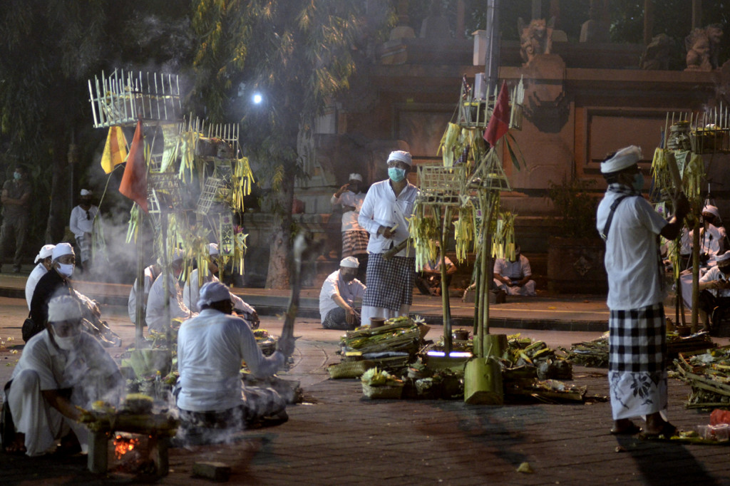 Sejumlah umat Hindu mengikuti ritual upacara Caru Antha Septa di kawasan Catur Muka, Denpasar, Bali. 