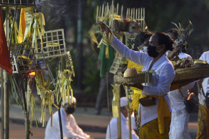 Ritual tersebut dilakukan untuk memohon berakhirnya wabah Covid-19 dan keselamatan masyarakat dunia. 