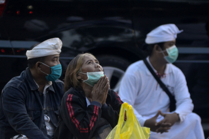 Sejumlah umat Hindu mengikuti ritual upacara Caru Antha Septa di kawasan Catur Muka, Denpasar, Bali. 
