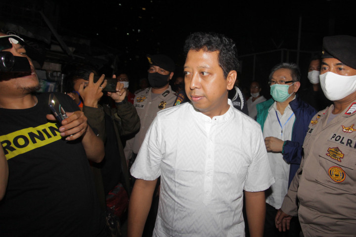 Terpidana mantan Ketua Umum PPP Muhammad Rommahurmuziy (tengah) keluar dari Rumah Tahanan (Rutan) K4, di Gedung KPK , Jakarta.