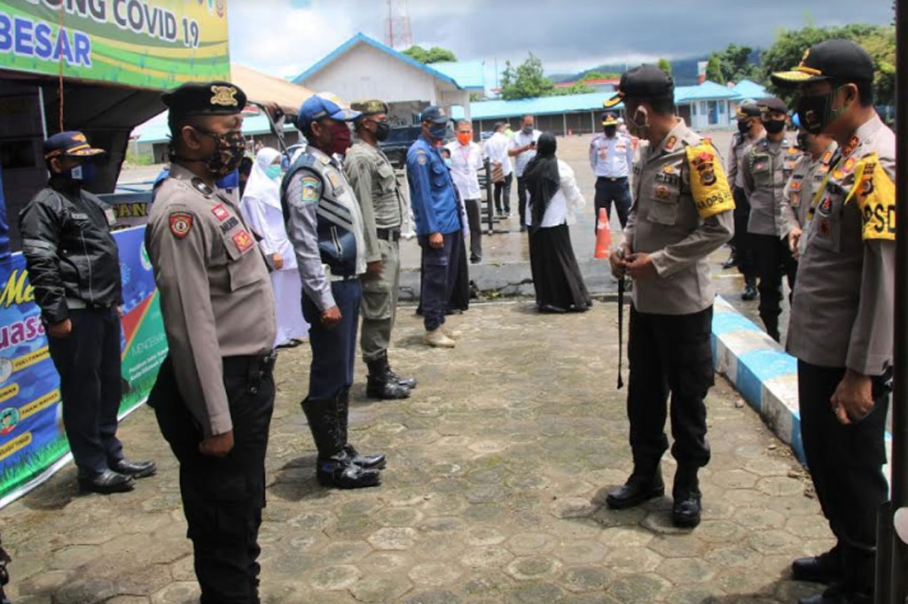 Kapolda Aceh Irjen Pol Wahyu Widada, Rabu, 29 April 2020, memantau keberadaan pos cek poin di Sare, Kabupaten Aceh Besar, guna melihat kesiapan personel melaksanakan Operasi Ketupat Rencong 2020.