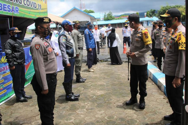 Kapolda Aceh Irjen Pol Wahyu Widada, Rabu, 29 April 2020, memantau keberadaan pos cek poin di Sare, Kabupaten Aceh Besar, guna melihat kesiapan personel melaksanakan Operasi Ketupat Rencong 2020.