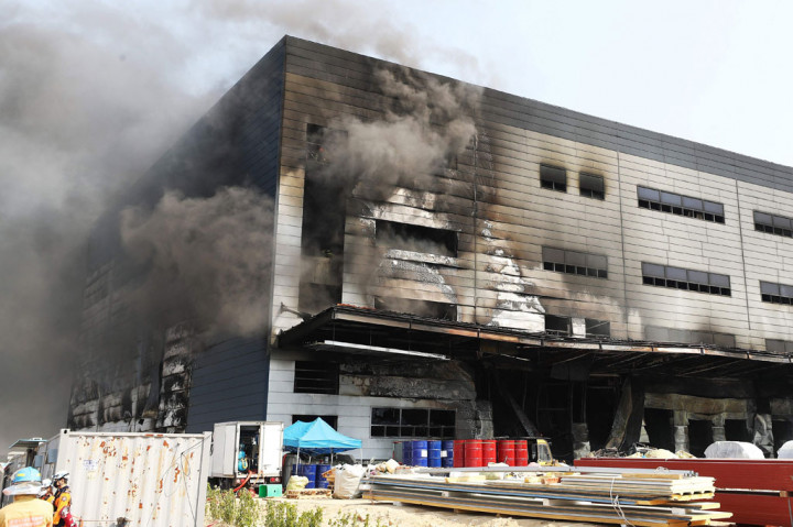 Suh Seung-hyun, kepala pemadam kebakaran Icheon, mengatakan kepada Yonhap bahwa tetesan minyak yang dinyalakan mungkin menjadi pemicu kobaran api, tetapi polisi dan petugas pemadam kebakaran sedang menyelidiki penyebab pasti musibah itu.