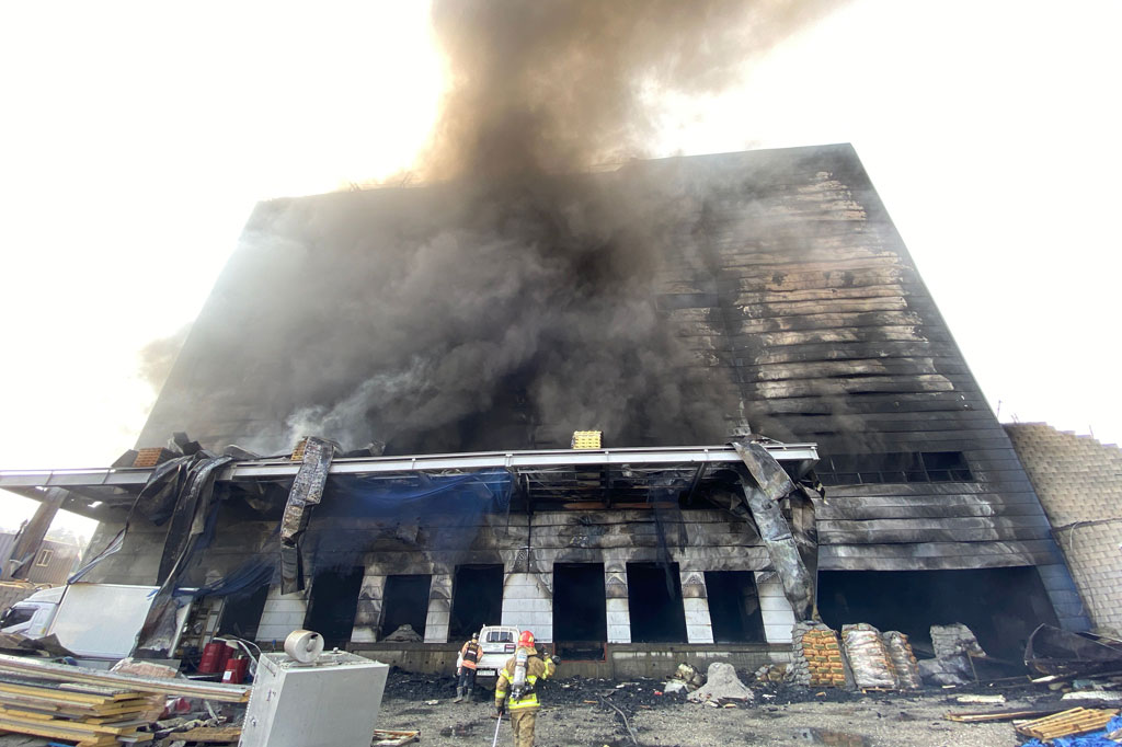 Sedikitnya 38 orang tewas dan 10 lainnya luka-luka akibat kebakaran yang menghanguskan sebuah gudang di Korea Selatan, Rabu, 29 April 2020.