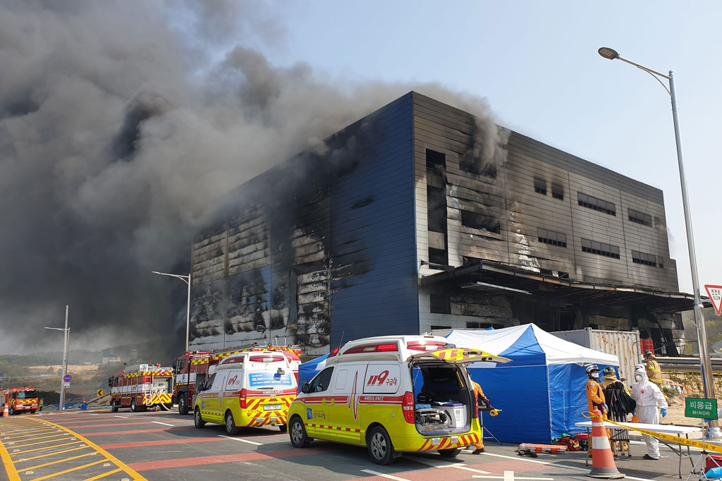 Kebakaran di gedung berlantai empat yang belum selesai dibangun di Icheon, 80 kilometer (50 mil) tenggara Seoul tersebut menyebar sangat cepat dan membuat orang-orang yang ada di dalam tidak dapat menyelamatkan diri, kantor berita Korea Selatan Yonhap melaporkan mengutip para pejabat kebakaran.