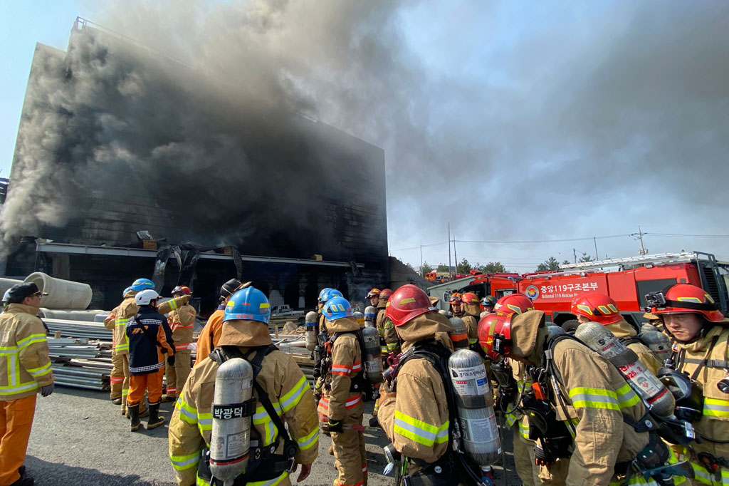 Petugas pemadam kebakaran berjibaku memadamkan api yang membakar sebuah gudang berlantai empat di Icheon, Korea Selatan, Rabu, 29 April 2020. 