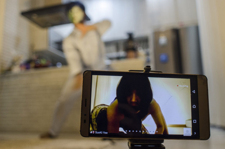 Menyambut Hari Tari Sedunia, sedikitnya 40 seniman dari Indonesia, Australia, Malaysia, Jepang, Uganda, dan Amerika Serikat menggelar parade tari dengan tajuk 'Choreo-Instant Stay At Home', Rabu, 29 April 2020. 