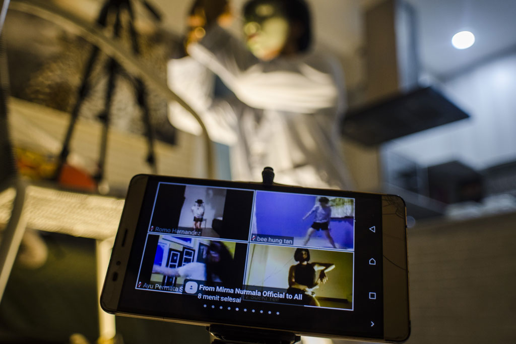 Kolaborasi para seniman tari tersebut guna menyampaikan pesan ke masyarakat untuk terus berpikir positif dan berkesenian meskipun di masa pandemi virus korona (covid-19).