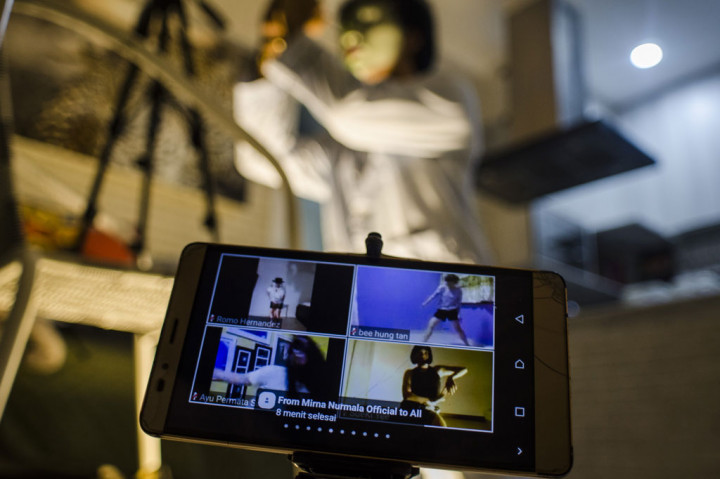 Kolaborasi para seniman tari tersebut guna menyampaikan pesan ke masyarakat untuk terus berpikir positif dan berkesenian meskipun di masa pandemi virus korona (covid-19).