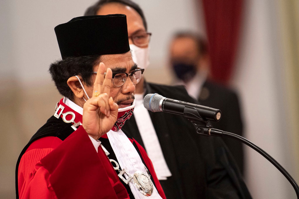 Hakim Mahkamah Konstitusi (MK) Manahan Sitompul mengucapkan sumpah jabatan saat dilantik di Istana Negara, Jakarta, Kamis, 30 April 2020.