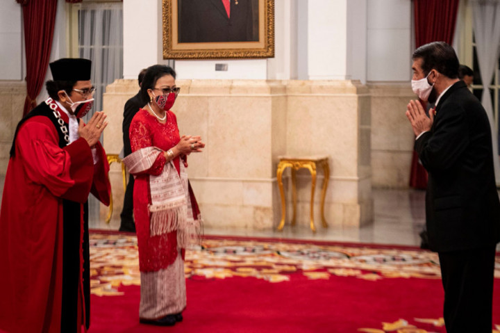 Ketua Mahkamah Konstitusi (MK) Anwar Usman (kanan) memberikan ucapan selamat kepada Hakim MK Manahan Sitompul seusai dilantik di Istana Negara, Jakarta.