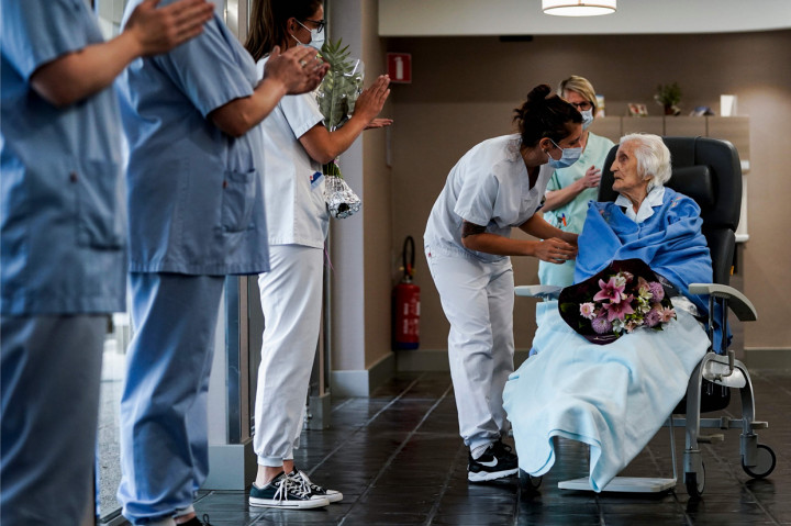 Nenek Dewilde baru saja merayakan ulang tahun ke-100 sekitar empat hari sebelum dia dinyatakan sembuh.