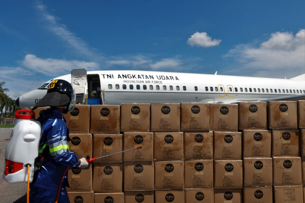 Sebanyak 4000 buah alat pelindung diri (APD) bantuan dari Gugus Tugas Nasional Covid-19 tiba di Kendari untuk didistribusikan ke rumah sakit dan BPBD di 17 kabupaten di Sulawesi Tenggara.